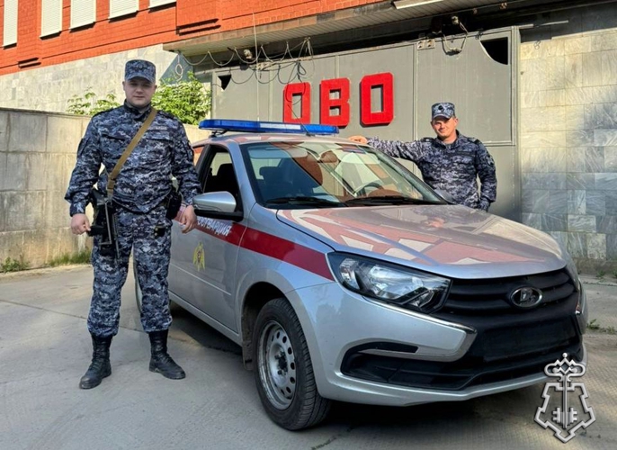 Сотрудники Вневедомственной охраны спасли из горящего дома хозяина