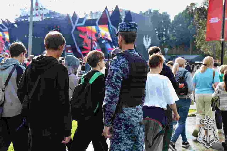 Сотрудники вневедомственной охраны приняли участие в обеспечении охраны общественного порядка при проведении Дня города в Екатеринбурге