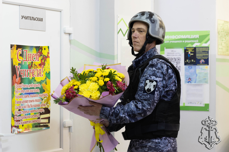 Сотрудники вневедомственной охраны на Среднем Урале поздравили с профессиональным праздником педагогов региона