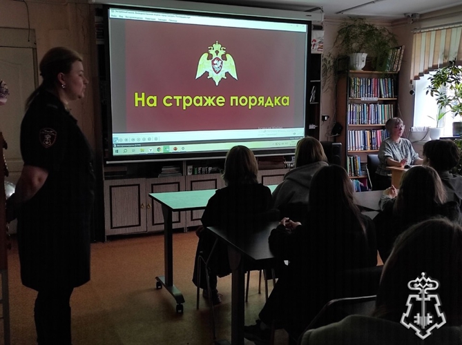 Сотрудники вневедомственной охраны на Среднем Урале продолжают профилактические и профориентационные встречи с молодежью