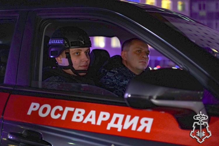 Сотрудники вневедомственной охраны Росгвардии провели флешмоб, посвященный Году единства народов России (видео)