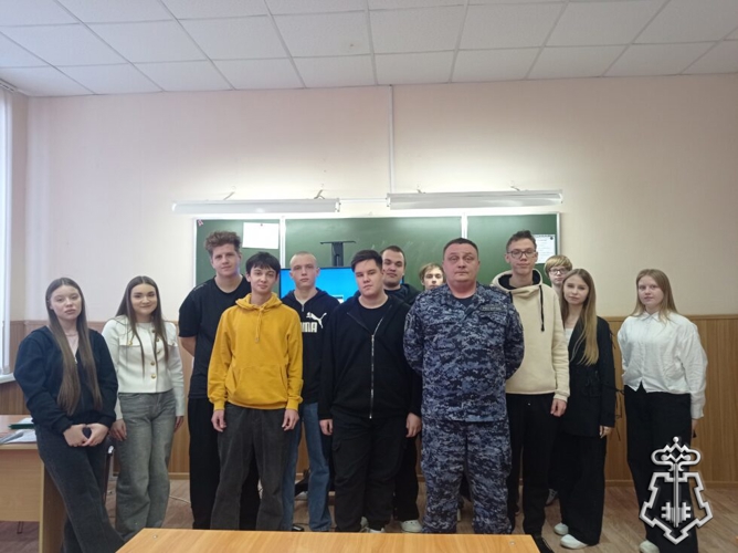 Росгвардейцы в Свердловской области продолжают проводить профориентационные встречи с молодежью региона