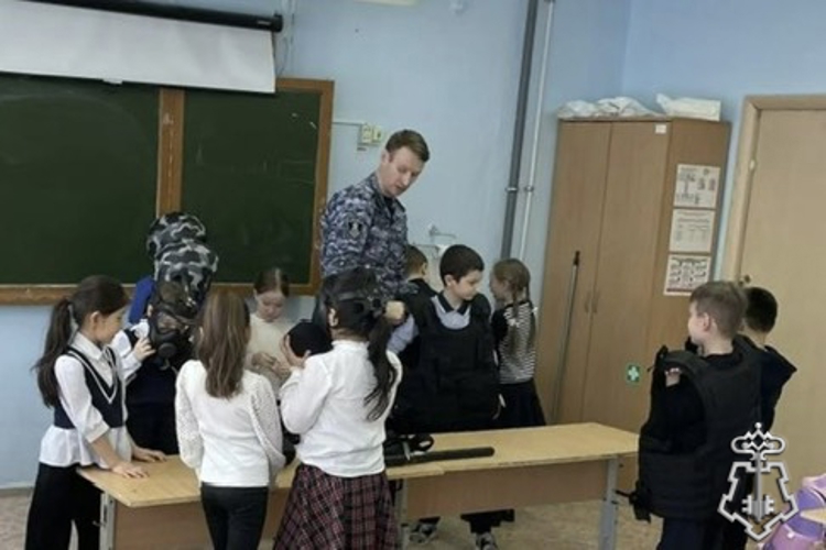 Патриотические мероприятия с участием сотрудников вневедомственной охраны Росгвардии продолжаются в Екатеринбурге