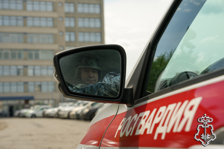 В Екатеринбурге сотрудники вневедомственной охраны Росгвардии задержали мужчину с ножом