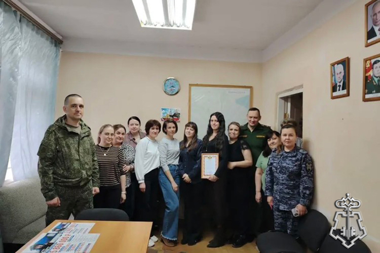 Сотрудники вневедомственной охраны в Свердловской области поздравляют сотрудников военных комиссариатов с профессиональным праздником