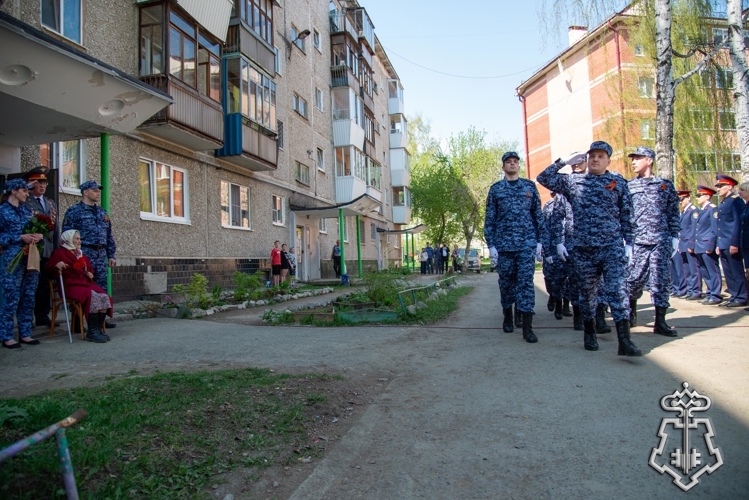 Акцию «Парад у дома ветерана» провели росгвардейцы в Верхней Пышме и Екатеринбурге