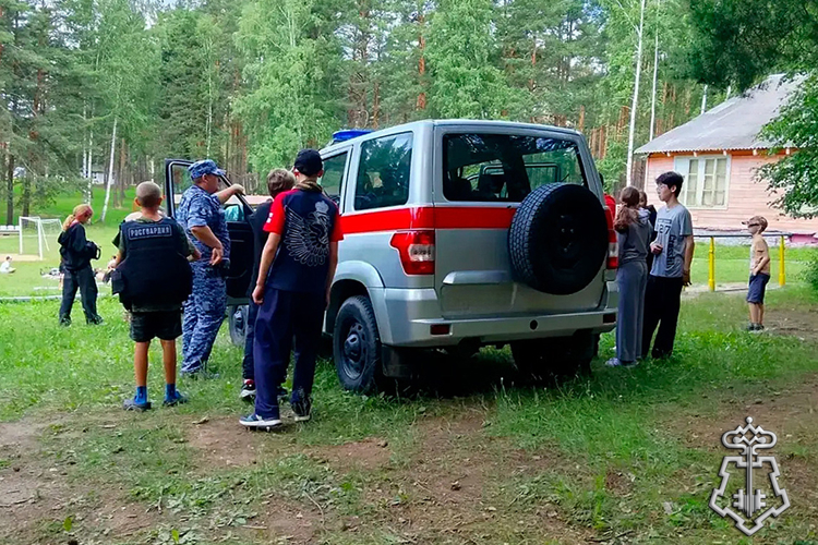 Сотрудники вневедомственной охраны Росгвардии организовали познавательную программу для воспитанников «Академии мужества» в Свердловской области