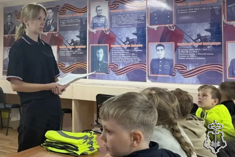 Росгвардейцы познакомили школьников с историей правоохранительных органов в Свердловской области