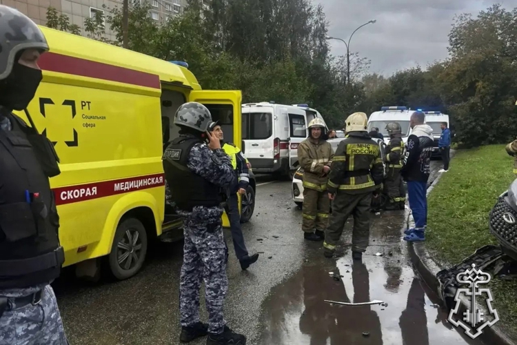 В Екатеринбурге росгвардеец и полицейский на выходном помогли пострадавшим в ДТП и задержали пытавшегося скрыться участника аварии