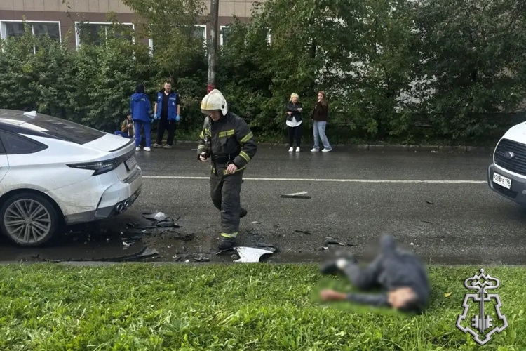 В Екатеринбурге росгвардеец и полицейский на выходном помогли пострадавшим в ДТП и задержали пытавшегося скрыться участника аварии
