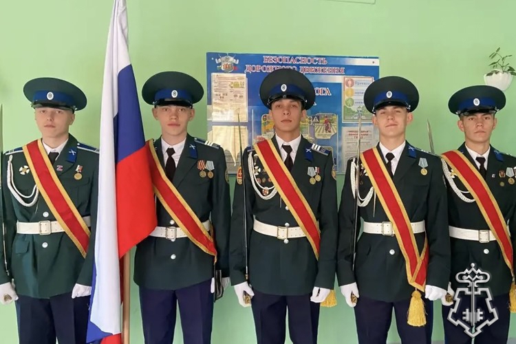 РОСГВАРДЕЙЦЫ В ЕКАТЕРИНБУРГЕ ПОЗДРАВИЛИ ШКОЛЬНИКОВ С ДНЕМ ЗНАНИЙ