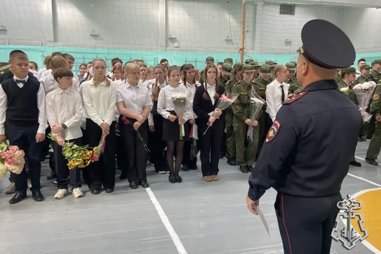 РОСГВАРДЕЙЦЫ В ЕКАТЕРИНБУРГЕ ПОЗДРАВИЛИ ШКОЛЬНИКОВ С ДНЕМ ЗНАНИЙ