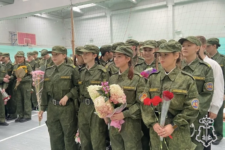 РОСГВАРДЕЙЦЫ В ЕКАТЕРИНБУРГЕ ПОЗДРАВИЛИ ШКОЛЬНИКОВ С ДНЕМ ЗНАНИЙ