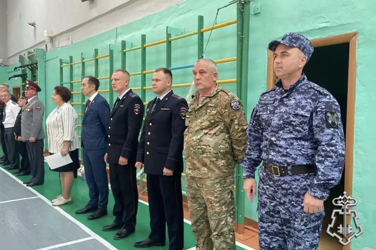 РОСГВАРДЕЙЦЫ В ЕКАТЕРИНБУРГЕ ПОЗДРАВИЛИ ШКОЛЬНИКОВ С ДНЕМ ЗНАНИЙ