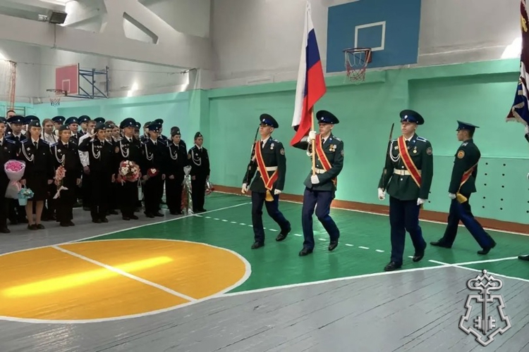 РОСГВАРДЕЙЦЫ В ЕКАТЕРИНБУРГЕ ПОЗДРАВИЛИ ШКОЛЬНИКОВ С ДНЕМ ЗНАНИЙ