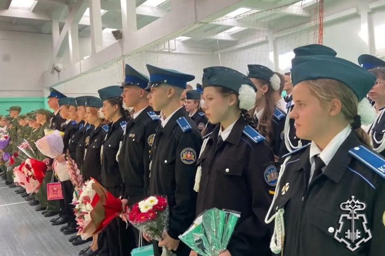 РОСГВАРДЕЙЦЫ В ЕКАТЕРИНБУРГЕ ПОЗДРАВИЛИ ШКОЛЬНИКОВ С ДНЕМ ЗНАНИЙ